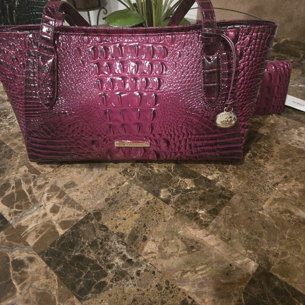 Elegant Crocodile-Embossed Magenta Handbag